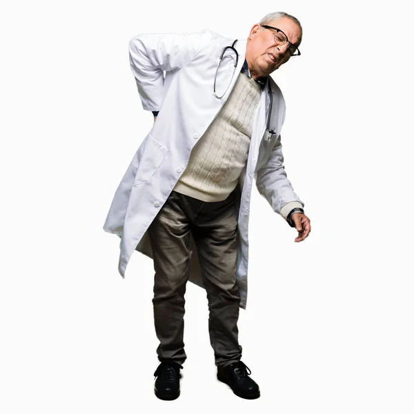Stilig Senior Doktor Man Klädd Medicinsk Coat Lidande Ryggvärk Röra — Stockfoto