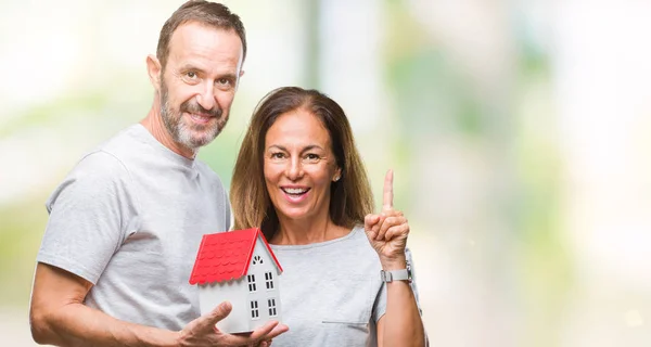 Hispanische Gelegenheitspaar Mittleren Alters Das Ein Neues Haus Vor Isoliertem — Stockfoto