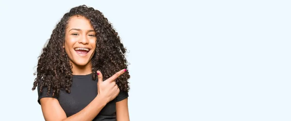 Giovane Bella Donna Con Capelli Ricci Allegro Con Sorriso Viso — Foto Stock