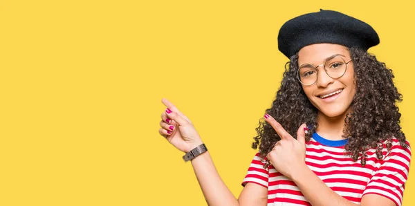 Young Beautiful Woman Curly Hair Wearing Glasses Fashion Beret Smiling — Stock Photo, Image