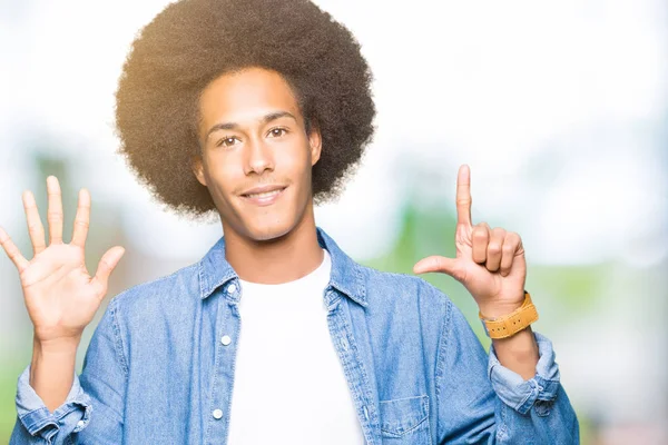 Unga Afroamerikanska Man Med Afro Hår Visar Och Pekar Uppåt — Stockfoto