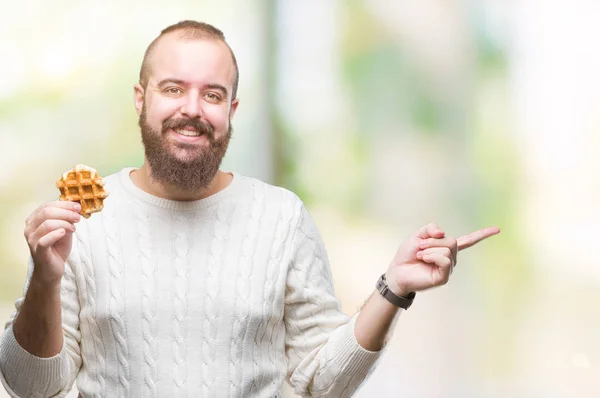 Jeune Homme Hipster Caucasien Mangeant Gaufre Douce Sur Fond Isolé — Photo