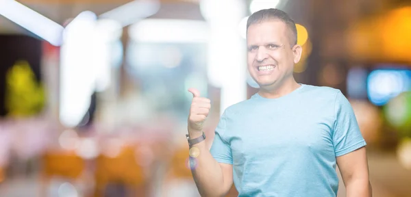 Hombre Árabe Mediana Edad Vistiendo Una Camiseta Azul Sobre Fondo —  Fotos de Stock