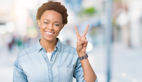 Joven Hermosa Mujer Afroamericana Sobre Fondo Aislado Mostrando Señalando Hacia —  Fotos de Stock