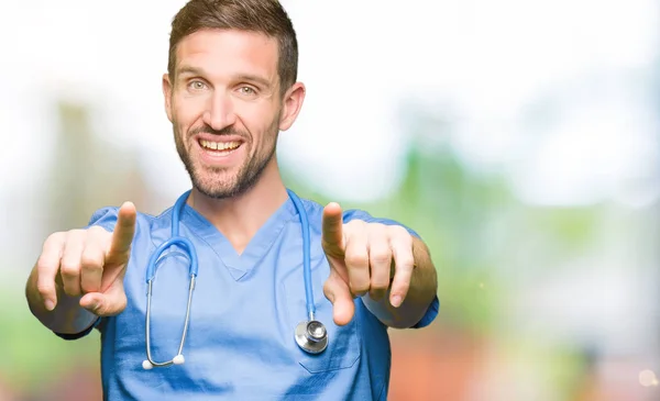Yakışıklı Doktor Adam Tıbbi Üniforma Izole Üzerinde Arka Plan Size — Stok fotoğraf