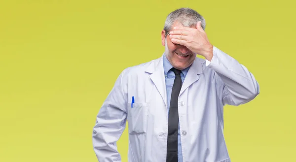 Bellissimo Dottore Anziano Scienziato Professionista Che Indossa Cappotto Bianco Sfondo — Foto Stock