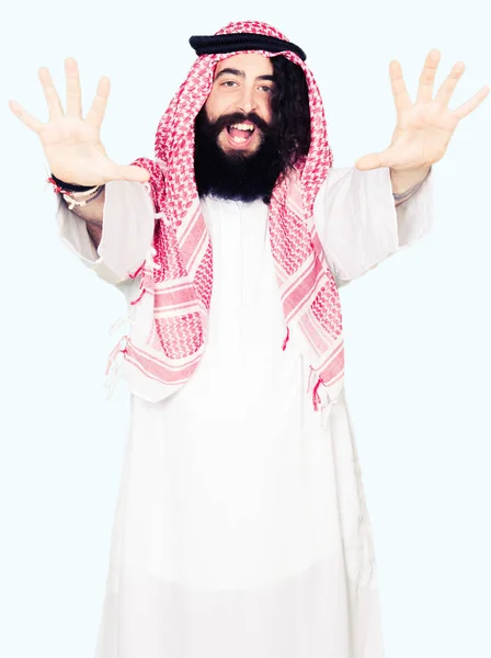 Arabischer Geschäftsmann Mit Langen Haaren Der Einen Traditionellen Keffiyeh Schal — Stockfoto