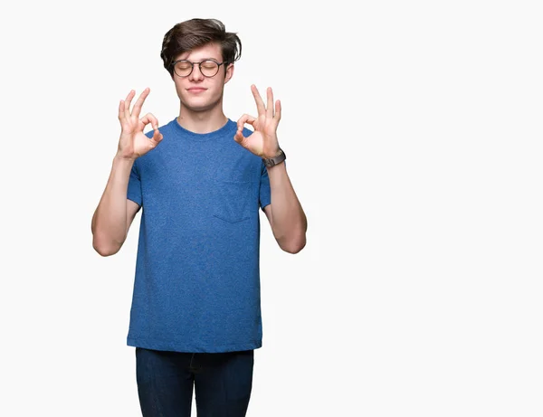 Joven Hombre Guapo Con Gafas Sobre Fondo Aislado Relajarse Sonreír — Foto de Stock