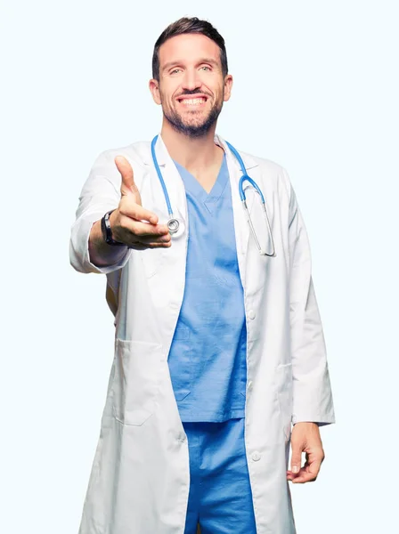 Bello Medico Uomo Indossa Uniforme Medica Sfondo Isolato Sorridente Amichevole — Foto Stock