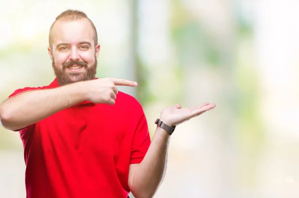 Joven Hombre Hipster Caucásico Con Camisa Roja Sobre Fondo Aislado — Foto de Stock