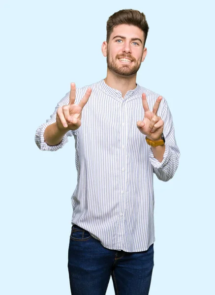 Jovem Bonitão Sorrindo Olhando Para Câmera Mostrando Dedos Fazendo Sinal — Fotografia de Stock