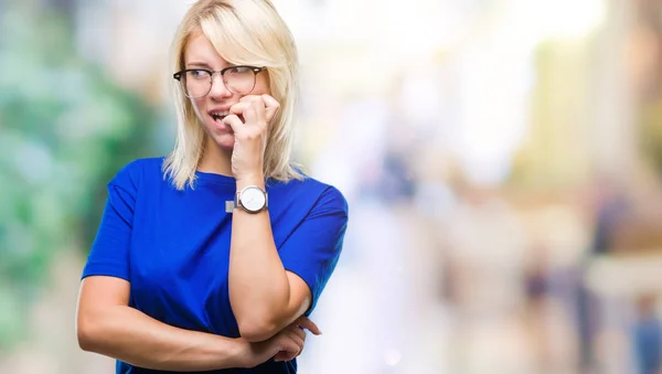 Joven Hermosa Mujer Rubia Con Gafas Sobre Fondo Aislado Mirando —  Fotos de Stock