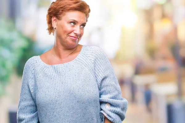 Atractiva Mujer Pelirroja Caucásica Mayor Con Suéter Invierno Sobre Fondo — Foto de Stock