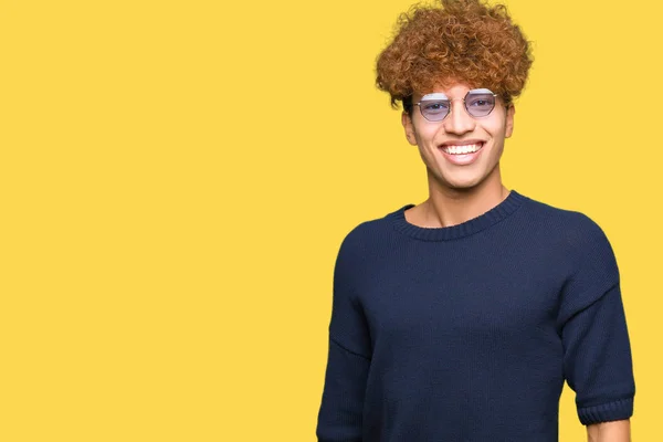 Homem Bonito Jovem Com Afro Vestindo Óculos Com Sorriso Feliz — Fotografia de Stock