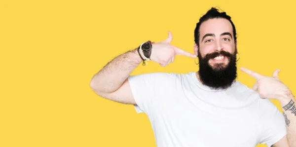 Joven Hipster Hombre Con Pelo Largo Barba Usando Casual Camiseta —  Fotos de Stock
