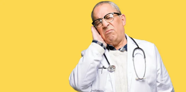 Bello Anziano Medico Uomo Indossa Cappotto Medico Pensando Cercando Stanco — Foto Stock