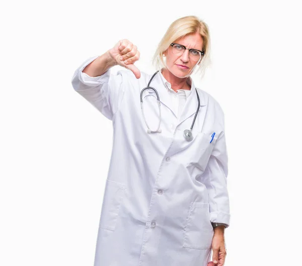 Médico Loira Meia Idade Mulher Sobre Fundo Isolado Olhando Infeliz — Fotografia de Stock