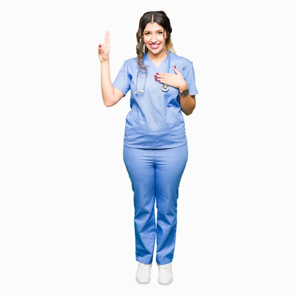 忠誠の宣誓を行う医療の制服 Swearing 胸と指で手を着ている若い大人医師女性 — ストック写真