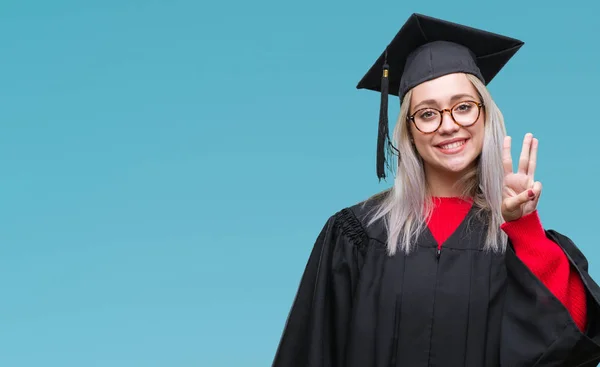 Unga Blonda Kvinnan Bär Graduate Uniform Över Isolerade Bakgrund Visar — Stockfoto