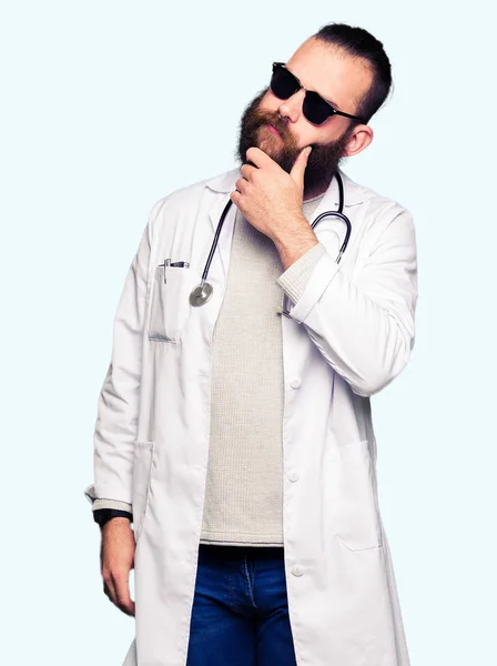 Junger Blonder Arzt Mit Bart Sonnenbrille Die Hand Kinn Nachdenklich — Stockfoto