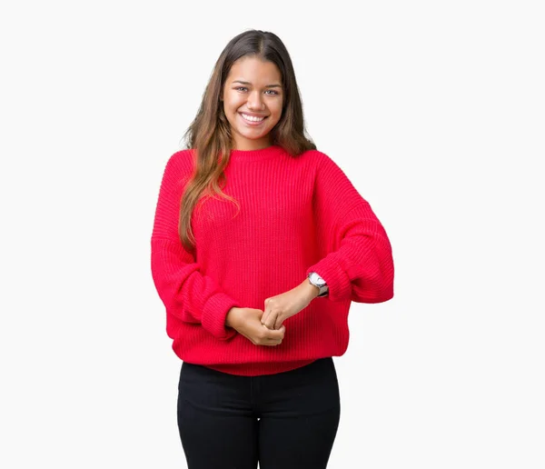 年轻美丽的黑发女人穿着红色的冬季毛衣在孤立的背景手在一起和手指交叉微笑放松和欢快 成功和乐观 — 图库照片