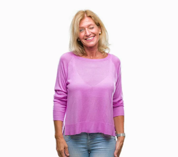 Medelålders Blond Kvinna Över Isolerade Bakgrund Winking Tittar Kameran Med — Stockfoto