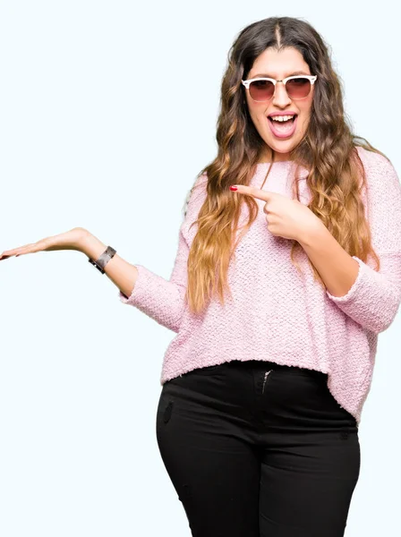Young Beautiful Woman Wearing Sunglasses Pink Sweater Amazed Smiling Camera — Stock Photo, Image