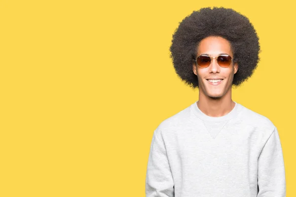 Młody Człowiek African American Afro Włosów Noszenia Okularów Szczęśliwy Chłodnym — Zdjęcie stockowe
