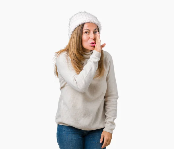 Schöne Frau Mittleren Alters Trägt Winterpullover Und Hut Über Isoliertem — Stockfoto