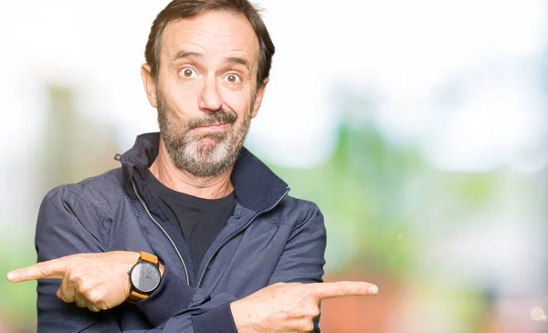 Hombre Guapo Mediana Edad Que Lleva Una Chaqueta Señalando Ambos — Foto de Stock