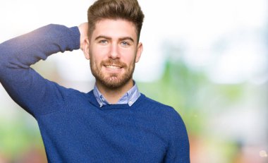 Genç yakışıklı iş adamı şaşırtmak ve soru hakkında merak ediyorum. Şüphe, kafasına el ile düşünme ile belirsiz. Dalgın kavramı.