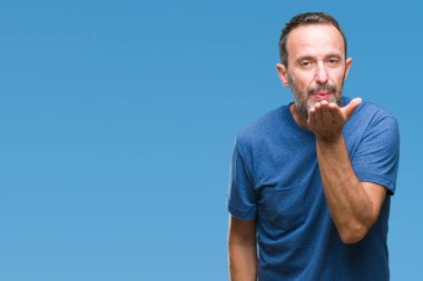 Orta yaş bir öpücük el ile güzel ve seksi olmak hava üfleme kamera bakarak izole arka plan üzerinde ağarmış komuta sizde. Aşk ifade.