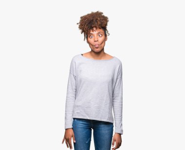 Güzel genç Afro-Amerikan kadın izole arka plan yapma balık yüzüne dudaklı, çılgın ve komik bir jest. Komik ifade.