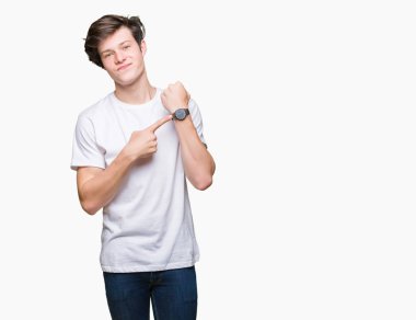 Acele işaretleme izlemek için zaman, sabırsızlık, üzgün ve kızgın son tarih gecikme için izole arka plan üzerinde rahat beyaz t-shirt giyen genç yakışıklı adam