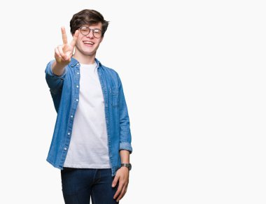 Gösterilen arka plan üzerinde gözlük takan genç yakışıklı adam izole ve parmakları ile işaret kendinden emin ve mutlu gülümseyerek ise ikinci.