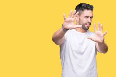 Üzerinde rahat beyaz t-shirt giyen genç adam arka plan korkuyor ve korku ifade dur hareketi el ile ile dehşete şokta bağırarak izole. Panik kavramı.