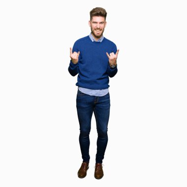 Genç yakışıklı bussines adam deli ifade rock simge elle yapıyor ile bağırarak. Müzik yıldızı. Ağır kavramı.