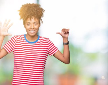 Güzel genç Afro-Amerikan kadın gösterilen ve parmakları ile işaret izole arka plan yüzünden kendinden emin ve mutlu gülümseyerek süre 6 numara.