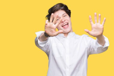 Genç yakışıklı iş adamı gösterilen ve parmakları ile işaret izole arka plan üzerinde numara 9 kendinden emin ve mutlu gülümseyerek süre.