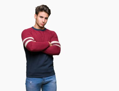 Yakışıklı delikanlı izole arka plan şüpheci ve sinir, onaylamayan ifade yüz çapraz kolları üzerinde. Negatif kişi.