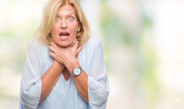 Orta yaş sarışın iş kadın izole arka plan bağırarak ve çünkü boğmak acı kendi ellerimle öldürürüm. Sağlık sorunu. Yaralarından ve intihar kavramı.