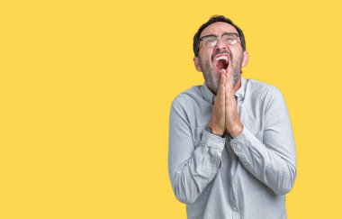 Yalvarıyor ve umut ifade yüzünde çok duygusal ve endişe ile birlikte elleriyle dua izole arka plan üzerinde gözlük takan yakışıklı orta yaş zarif komuta sizde. Bağışlanmak. Din kavramı.