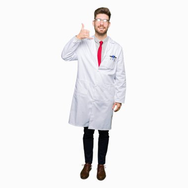 İşin gülümseyen gözlüklü genç yakışıklı bilim adamı telefon hareketi ile el ve parmak telefonda konuşuyor gibi. Kavramları iletişim.