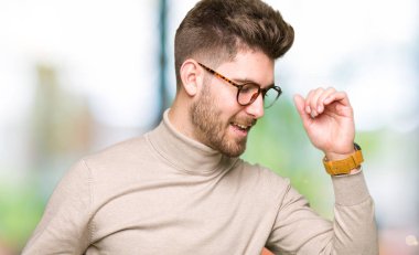 Mutlu ve neşeli, dans gözlüklü genç yakışıklı iş adamı rahat ve kendinden emin müzik hareket gülümseyen