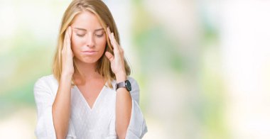 Güzel genç zarif kadın izole arka plan baş baş ağrısı için el ile çünkü stres. Migren muzdarip.