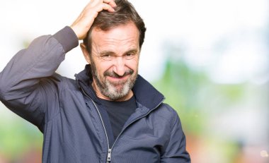 Bir ceket giyen orta yaş yakışıklı adam yanıltır ve soru hakkında merak ediyorum. Şüphe, kafasına el ile düşünme ile belirsiz. Dalgın kavramı.