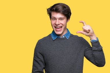 Yakışıklı zarif genç gülümseyen izole arka plan ve süre seyir ve kamera boyutu işaret parmaklarıyla yapıyor el ile kendinden emin eller üzerinde. Ölçü kavramı.