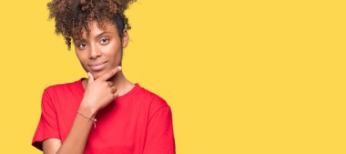 Güzel genç Afro-Amerikan kadın izole arka plan emin çapraz kollar ve çeneme kaldırdı el ile gülümseme ile kameraya bakıyor. Pozitif düşünce.