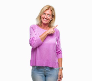 İzole arka neşeli bir gülümseme ile yüz el ve parmak kadar kameraya bakarak yüzündeki mutlu ve doğal ifade ile yan ile işaret orta yaş sarışın kadın.