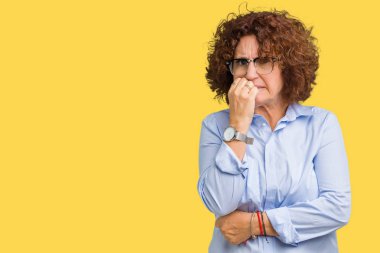 Stresli ve gergin elle çivi ısırma ağzına bakarak izole arka plan üzerinde gözlük giyen güzel orta ager üst düzey businees kadın. Anksiyete sorunu.
